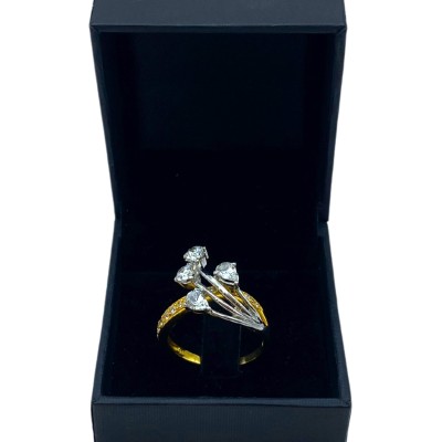 Cincin Permata Putih Emas 750/18K Cincin Permata Putih Emas 750/18K